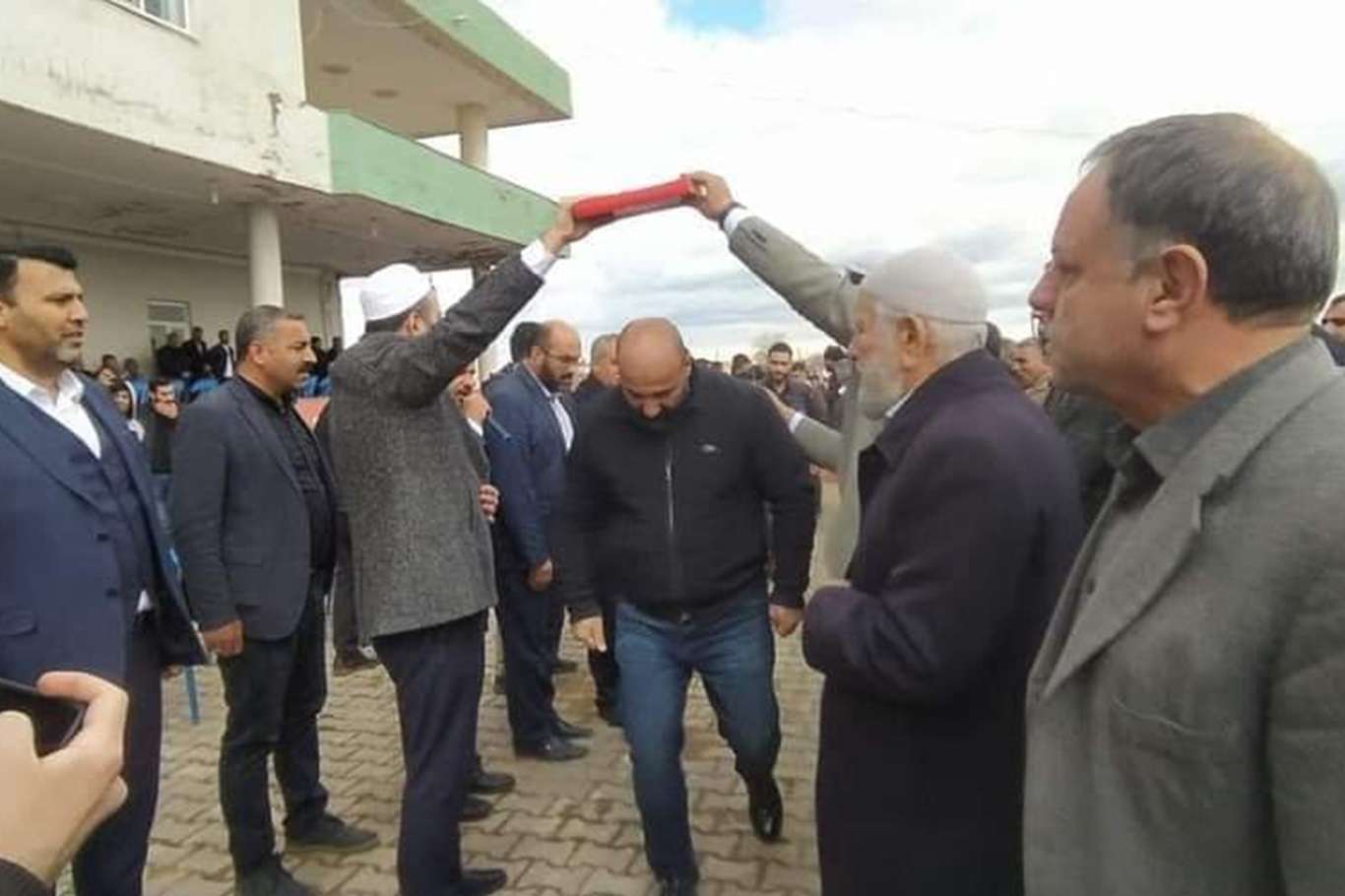 Şanlıurfa'da 3 yıllık kan davası kanaat önderlerinin araya girmesiyle son buldu Şanlıurfa'da 3 yıllık kan davası kanaat önderlerinin araya girmesiyle son buldu